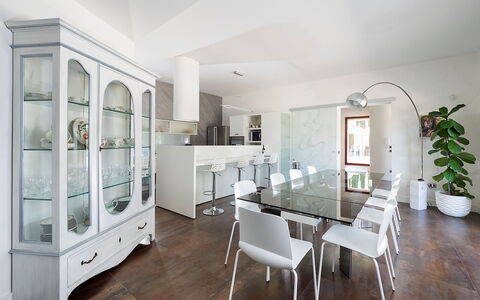 Villa Girgenti: Tavolo, Mobilia, Proprietà, Cabinetry, Cornice, Pianta Della Casa, Mensola, Sedia, Costruzione, Vaso Di Fiori