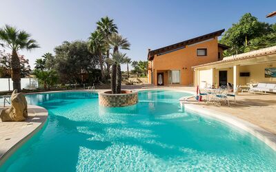 villa-girgenti-contrada-mendolito-piscina