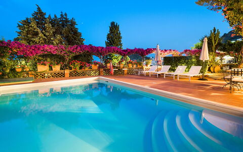 villa-della-sirene-taormina-piscina