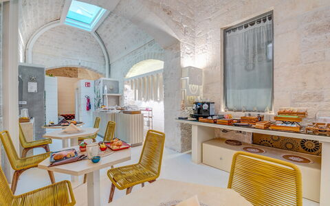 Vico Bianco Raro Rooms: Mobilia, Proprietà, Tavolo, Sedia, Costruzione, Interior Design, Architettura, Soggiorno, Casa, Divano