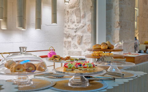 Vico Bianco Raro Rooms: Cibo, Tavola, Dishware, Tavolo, Piatto, Decorazione, Serveware, Interior Design, Ingrediente, Cucina