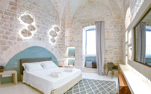 Vico Bianco Raro Rooms: Proprietà, Mobilia, Cornice, Finestra, Azzurro, Comfort, Costruzione, Interior Design, Legna
