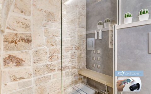 Vico Bianco Raro Rooms: Pavimento, Parete, Pavimentazione, Brick, Legna, Idraulico Fixture, Casa, Facciata, Bagno, Costruzione