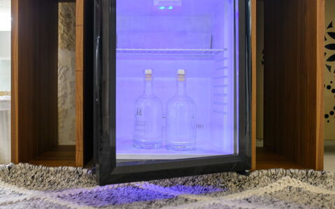 Vico Bianco Raro Rooms: Azzurro, Finestra, Legna, Acqua, Gas, Blu Elettrico, Bicchiere, Rettangolo