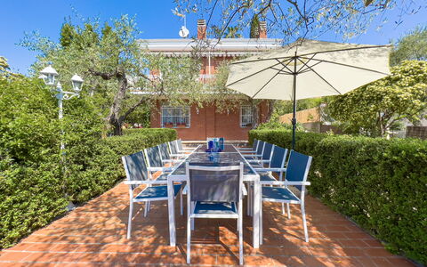 Villa La Rodina - Diano Marina: Mobilia, Pianta, Tavolo, Comunita 'Impianto, Cielo, Sedia, Tavolo Esterno, Shade, Botanica, Mobili Da Esterno