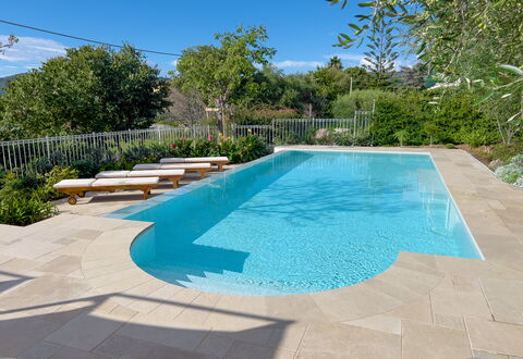 Villa La Rodina - Diano Marina: Acqua, Proprietà, Pianta, Cielo, Piscina, Azzurro, Shade, Albero, Corpo D'Acqua, Rettangolo