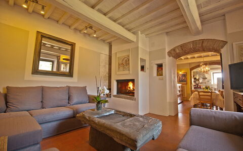 Villa Badia: Mobilia, Divano, Tavolo, Cornice, Interior Design, Soggiorno, Pianta Della Casa, Pavimento, Comfort, Pavimentazione