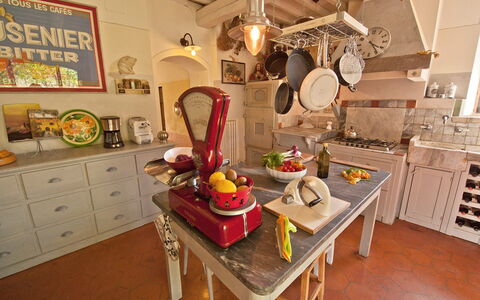 Villa Badia: Tavolo, Mobilia, Cabinetry, Tavola, Cibo, Illuminazione, Sedia, Interior Design, Legna, Cassetto