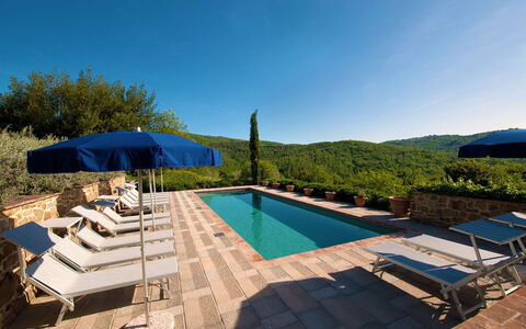 Villa Badia: Cielo, Acqua, Proprietà, Piscina, Ombrello, Azzurro, Pianta, Mobili Da Esterno, Shade, Albero