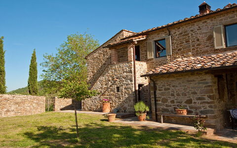 Villa Badia: Cielo, Pianta, Costruzione, Finestra, Proprietà, Albero, Lotto, Casa, Vaso Di Fiori, Erba