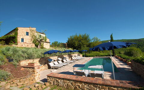 Villa Badia: Pianta, Cielo, Comunita 'Impianto, Azzurro, Lotto, Albero, Shade, Tavolo, Mobili Da Esterno, Erba