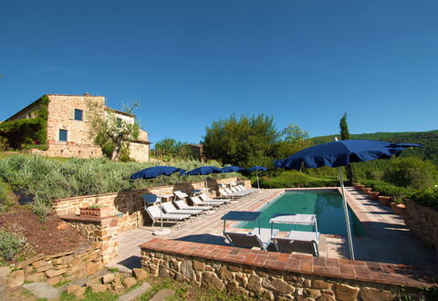 Villa Badia: Pianta, Cielo, Comunita 'Impianto, Azzurro, Lotto, Albero, Shade, Tavolo, Mobili Da Esterno, Erba