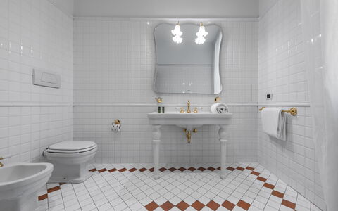 Le Due Ville: Idraulico Fixture, Rubinetto, Proprietà, Specchio, Lavandino Del Bagno, Gabinetto, Costruzione, Toilet Seat, Bagno, Viola