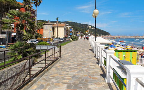 Marina di Andora 713: Cielo, Acqua, Pianta, Giorno, Nube, Proprietà, Costruzione, Street Luce, Infrastruttura, Azzurro