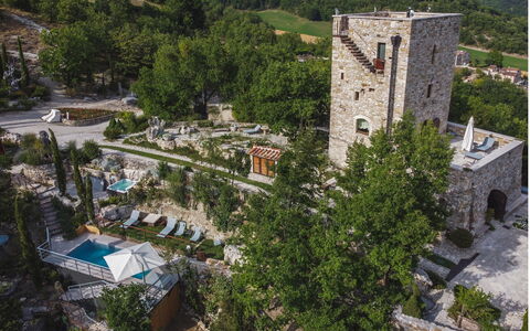 Villa Vetice: Proprietà, Pianta, Costruzione, Natura, Albero, Vegetazione, Urban Design, Zona Residenziale, Casa, Paesaggio