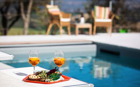 Villa Edelweiss: Cibo, Tavolo, Tavola, Mobilia, Acqua, Bicchieri, Stemware, Sedia, Bicchiere Di Vino
