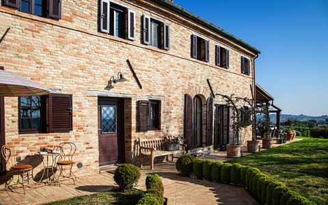 Villa Edelweiss: Pianta, Cielo, Finestra, Costruzione, Legna, Porta, Architettura, Sedia, Quartiere, Erba