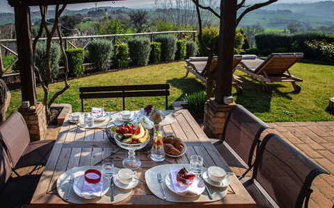 Villa Edelweiss: Tavolo, Tavola, Pianta, Cibo, Mobilia, Proprietà, Cielo, Sedia, Tavolo Esterno, Dishware