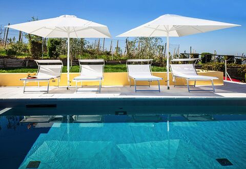 Villa Edelweiss: Acqua, Cielo, Mobilia, Proprietà, Ombrello, Pianta, Piscina, Costruzione, Azzurro, Lettino