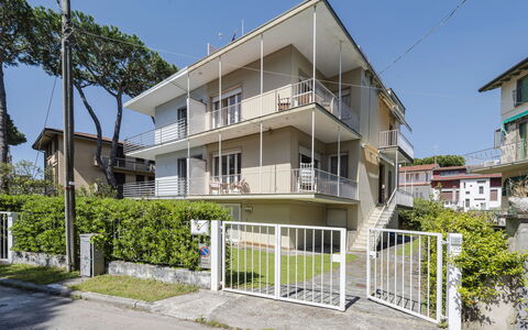 Casa Lelia: Pianta, Cielo, Costruzione, Finestra, Casa, Urban Design, Lotto, Albero, Recinzione, Condominio