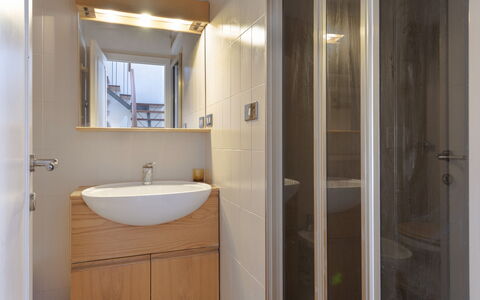 Casa Lelia: Rubinetto, Specchio, Lavandino Del Bagno, Idraulico Fixture, Lavello, Bagno, Legna, Interior Design, Pavimento