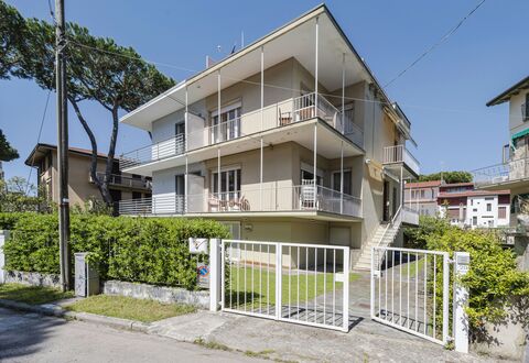 Casa Lelia: Pianta, Cielo, Costruzione, Finestra, Casa, Urban Design, Lotto, Albero, Recinzione, Condominio