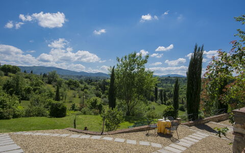 Borgo Delle Fonti: Cielo, Nube, Pianta, Paesaggio Naturale, Lotto, Vegetazione, Manto Stradale, Montagna, Albero, Erba