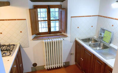 Le Fonti 2: Cucina, Elettrodomestico Da Cucina, Legna, Apparecchio Major, Lavandino Della Cucina, Controsoffitto, Pavimentazione, Cucina Stufa, Stufa, Stufa A Gas