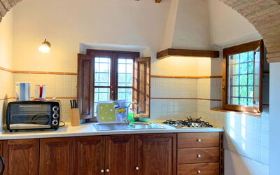 Le Fonti 4: Parete, Cucina, Legna, Interior Design, Soffitto, Pavimentazione, Elettrodomestico Da Cucina, Casa, Controsoffitto, Apparecchio Major