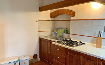 Le Fonti 5: Cucina, Controsoffitto, Elettrodomestico Da Cucina, Apparecchio Major, Interior Design, Pavimentazione, Legna, Lavandino Della Cucina, Cabinetry, Cucina Stufa