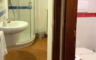 Le Fonti 12: Lavandino Del Bagno, Bagno, Parete, Idraulico Fixture, Pavimentazione, Pavimento, Legna, Interior Design, Lavello, Idraulico