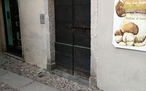 App. Il Sasso Di Olina: Porta, Manto Stradale, Tinte E Ombre, Facciata, Brick, Pavimentazione, Finestra, Strada, Paesaggio, Arte