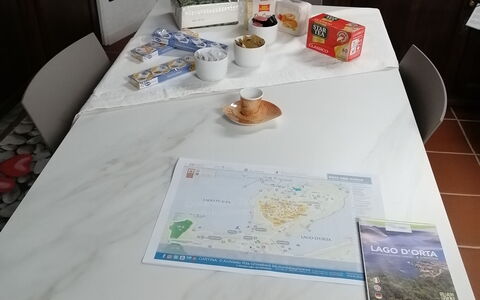App. Il Sasso Di Olina: Tavolo, Mobilia, Tavola, Cibo, Dishware, Tovaglia, Tessile, Dipingere, Interior Design, Piatto