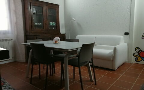 App. Il Sasso Di Olina: Costruzione, Mobilia, Tavolo, Casa, Legna, Finestra, Sedia, Interior Design, Pavimento, Porta