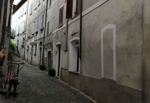 App. Il Sasso Di Olina: Finestra, Costruzione, Infrastruttura, Manto Stradale, Vaso Di Fiori, Cielo, Asfalto, Pavimentazione, Tinte E Ombre, Strada