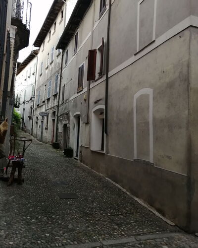 App. Il Sasso Di Olina: Finestra, Costruzione, Infrastruttura, Manto Stradale, Vaso Di Fiori, Cielo, Asfalto, Pavimentazione, Tinte E Ombre, Strada