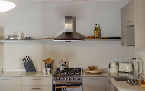 Appartamento Palei: Mobilia, Proprietà, Cabinetry, Costruzione, Controsoffitto, Tavola, Scaffalature, Cucina, Interior Design, Legna