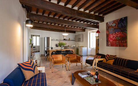 Appartamento Palei: Tavolo, Mobilia, Proprietà, Divano, Legna, Sedia, Architettura, Pianta, Pavimento, Interior Design