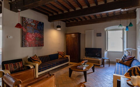 Appartamento Palei: Cornice, Proprietà, Mobilia, Costruzione, Divano, Legna, Tavolo, Soggiorno, Interior Design, Televisione