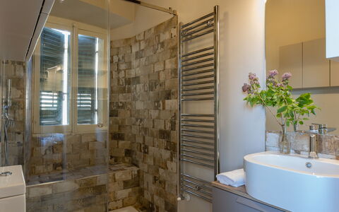 Appartamento Palei: Vasca Da Bagno, Proprietà, Idraulico Fixture, Pianta, Specchio, Rubinetto, Bagno, Interior Design, Legna, Pavimento
