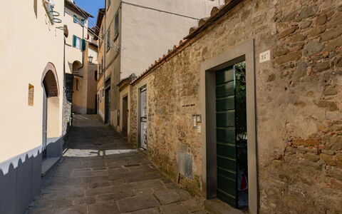 Appartamento Palei: Finestra, Costruzione, Porta, Manto Stradale, Legna, Pavimentazione, Casa, Strada, Cielo