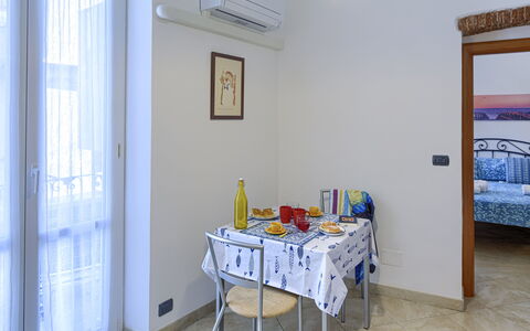 Apartments Mafalda - Levanto: Tavolo, Mobilia, Proprietà, Costruzione, Azzurro, Cornice, Legna, Interior Design, Sedia, Pavimento