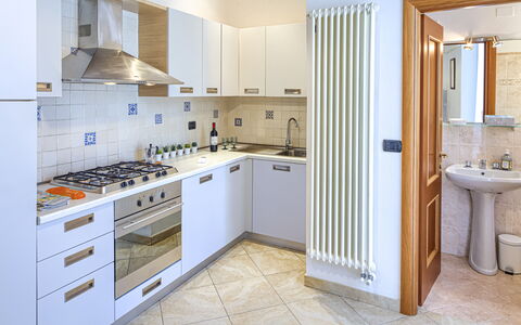 Apartments Mafalda - Levanto: Cabinetry, Proprietà, Mobilia, Controsoffitto, Lavello, Elettrodomestico Da Cucina, Cucina Stufa, Bagno, Rubinetto