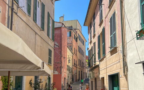 Apartments Mafalda - Levanto: Cielo, Pianta, Finestra, Costruzione, Vaso Di Fiori, Ruota, Manto Stradale, Infrastruttura, Urban Design, Architettura