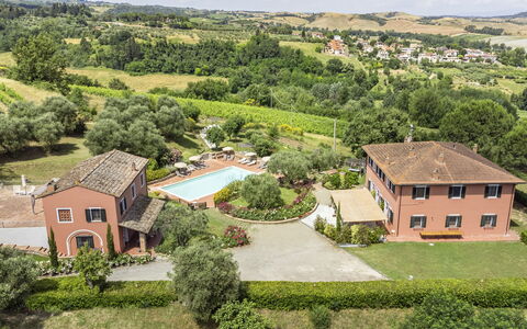 Villa Varna: Pianta, Costruzione, Cielo, Paesaggio Naturale, Finestra, Lotto, Vegetazione, Albero, Urban Design, Quartiere