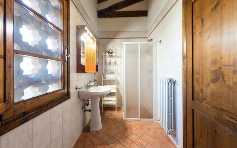 Villa Varna: Specchio, Rubinetto, Idraulico Fixture, Lavello, Costruzione, Lavandino Del Bagno, Legna, Bagno, Finestra, Interior Design
