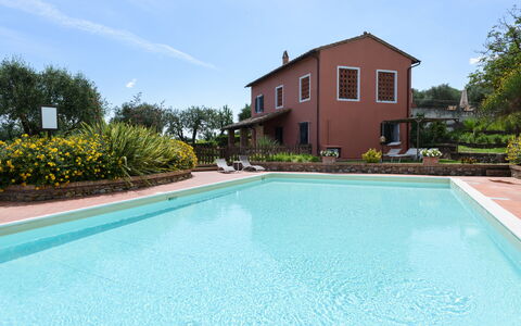 Villa Varna: Acqua, Cielo, Pianta, Proprietà, Nube, Piscina, Azzurro, Costruzione, Albero, Erba