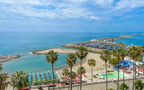 Vista Mare Borgo Peri: Acqua, Cielo, Nube, Pianta, Proprietà, Blu, Azzurro, Ambiente Naturale, Albero, Spiaggia