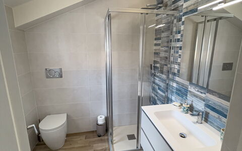 Vista Mare Borgo Peri: Idraulico Fixture, Specchio, Rubinetto, Costruzione, Lavello, Bagno, Casa, Interior Design, Legna