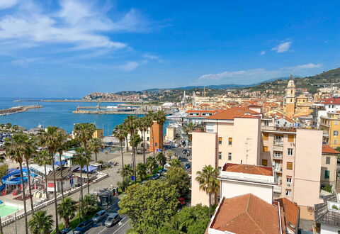 Vista Mare Borgo Peri: Nube, Acqua, Cielo, Costruzione, Giorno, Proprietà, Blu, Finestra, Albero, Architettura